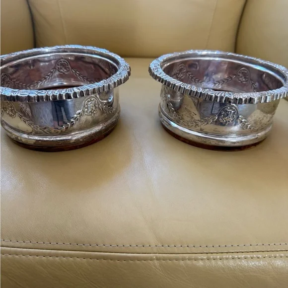 🎄Vintage Elegant Silver plated a pair of wine bottle coasters🤶 - Picture 4 of 4